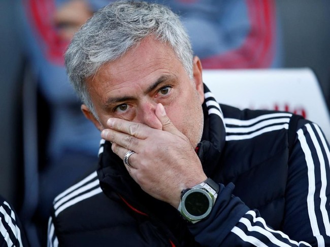 Selain jam tangan analog, Mourinho juga mengandalkan jam digital. Salah satunya jam Hublot yang dipakai pria 55 tahun ini saat memantau timnya berlatih jelang laga Premier League di American Express Community Stadium, Brighton, Inggris, Mei 2018 lalu. (Foto: Reuters)