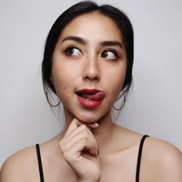 YouTuber satu ini sudah populer sebelum sosoknya kini dikenal sebagai kekasih dari Joshua Suherman. Clairine Christabel merupakan YouTuber dengan jumlah subscriber mencapai lebih dari 359 ribu. Lebih dulu terkenal di Instagram sebagai miss meme, Clairine merambah YouTube dengan konten yang variatif mulai dari tutorial makeup, challenge, dan tanya jawab. Foto: Instagram