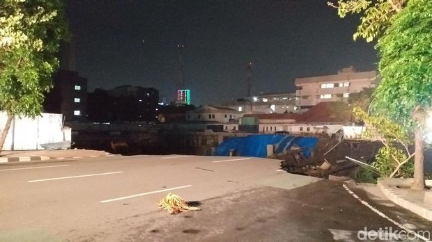 Diduga karena Proyek RS, Jalan Gubeng di Surabaya Ambles