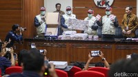 Lima orang yang ditetapkan sebagai tersangka adalah Ending Fuad Hamidy sebagai Sekjen KONI, Johnny E Awuy sebagai Bendahara Umum KONI, Mulyana sebagai Deputi IV Kemenpora, Adhi Purnomo sebagai pejabat pembuat komitmen pada Kemenpora, dan Eko Triyanto sebagai staf Kemenpora.