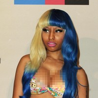 Seperti Kim Kardashian, Nicki Minaj juga lupa membaurkan garis contouring di tulang hidungnya. Foto: Getty Images