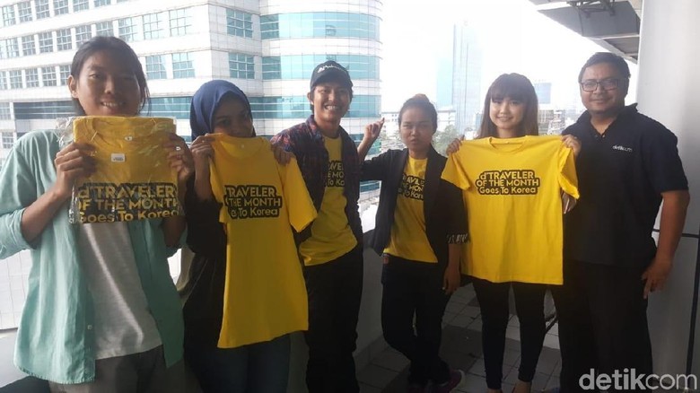 Pemenang dTraveler of The Month dan redaksi detikTravel (Fitraya Ramadhanny/detikTravel) Pemenang dTraveler of The Month dan redaksi detikTravel (Fitraya Ramadhanny/detikTravel)