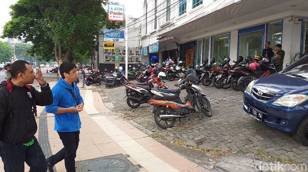 Pascaambles, Aktivitas Perkantoran di Jalan Gubeng Tetap Normal