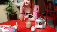 Santai di kafe, Nella ditemani jus berwarna merah. Lagi dimana nih Nella? Foto: Instagram nellakharisma