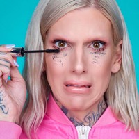Jeffree Star, vlogger kecantikan hits yang review-review makeupnya selalu ditunggu. Jeffree mengungkapkan bahwa dia pernah mendapatkan tawaran mengulas kosmetik dengan bayaran fantastis. Foto: dok. Instagram (@jeffreestar)