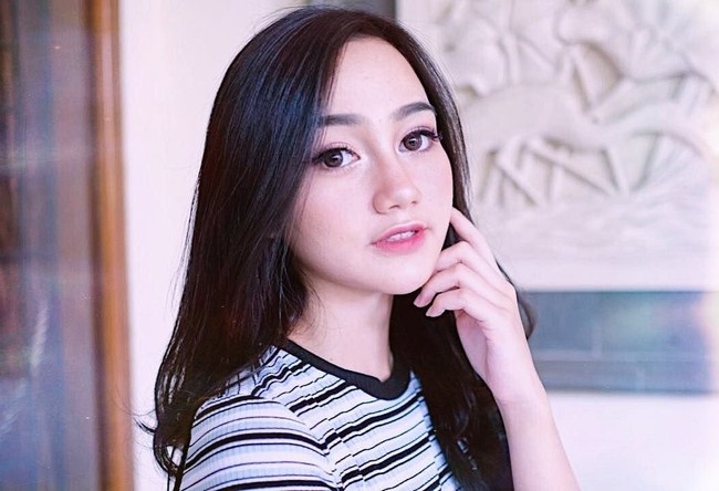 YouTuber dengan wajah yang disebut netizen bak Barbie ini bernama Nanda Arsyinta. Nanda begitu populer di YouTube dengan subscriber mencapai lebih dari 1,1 juta. Dia sempat menjadi perbincangan saat foto masa lalunya terungkap yang ternyata jauh berbeda dari sosoknya sekarang. Nanda pun membuat video untuk mengungkap transformasi dirinya. Video berjudul RANDOMTALK #2 : KAK NANDA OPLAS? PAKE KRIM PEMUTIH? PERAWATAN DOKTER? (+Puberty Tips) itu sudah ditonton lebih dari lima juta kali. Foto: Instagram