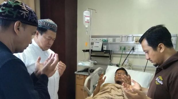 Aa Gym dirawat dan dibesuk sang rekan