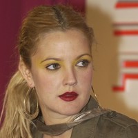 Entah didandani makeup artist atau Drew Barrymore merias wajahnya sendiri. Eyeshadow di matanya terlihat tak dibaurkan dengan baik dan dipulaskan asal-asalan. Ditambah lagi, eyeshadow kuning dan lipstik merah marun bukanlah kombinasi warna makeup terbaik. Foto: Getty Images