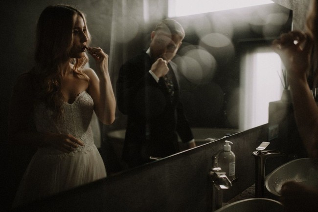 Foto pernikahan yang terasa berbeda memperlihatkan persiapan kedua pengantin, oleh Ashley + Ben Kochanowski dari Rosey Red Photography. Foto: Dok. Junebug Weddings/Rosey Red Photography