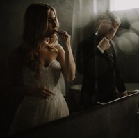 Foto pernikahan yang terasa berbeda memperlihatkan persiapan kedua pengantin, oleh Ashley + Ben Kochanowski dari Rosey Red Photography. Foto: Dok. Junebug Weddings/Rosey Red Photography