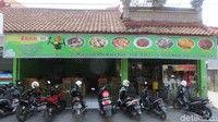Ada lho ayam betutu enak di tengah Kuta. Ada hidden gem berupa wisata kuliner Warung Enak di Jl Mataram No 99X, Kuta, Bali (Fitraya/detikTravel)
