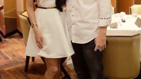 Sandra dan Harvey sejak dulu punya hubungan yang romantis. Makan malam berdua di restoran fine dining jadi pilihannya. Foto: Instagram @sandradewi88