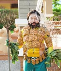 Kreatif! Wanita Ini Buat Kostum Aquaman dari Kulit Nanas dan Sawi