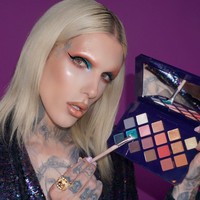 Pria androgini tersebut sudah mulai menyukai makeup sejak usia 13. Setelah lulus SMA, Jeffree kemudian pindah ke Los Angeles untuk mewujudkan karier bernyanyinya. Jeffree pun kerap mengisi acara di sejumlah klub malam di Hollywood. Foto: Instagram (@jeffreestar)