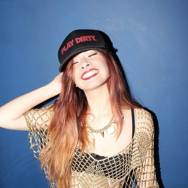 Biasanya wanita 24 tahun tersebut menghabiskan waktu 15 jam sehari untuk memeluk para klien di rumahnya sendiri. Klien-klien itu didapatkannya dari situs Cuddlist yang memang menyediakan jasa peluk. Foto: Instagram @ceceliaailecec