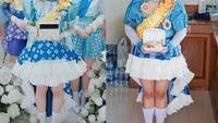 Kali ini Sine membuat kostum yang dipakai Mini Wa Melody BNK 48. Tapi Sine justru memegang sebungkus nasi ayam dan memakai selempang berbahan dasar cokelat kemasan. Foto: Instagram farmsook_lek_lek