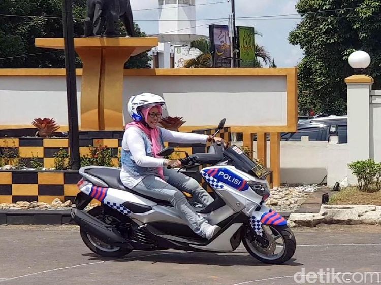 Riuhnya Emak-emak Diajak Polantas Praktik Kendarai Motor