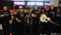 Dalam sebuah acara, Indro Warkop tampil bersama Orkes Music Pengantar Minum Racun.  Foto: Ismail/detikFoto