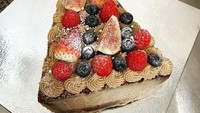 Christmas tree ini dibuat dari adonan fruitcake. Dipadu dengan whisky chestnut puree dan mixed berry. Foto: Instagram @kyliethequeen.