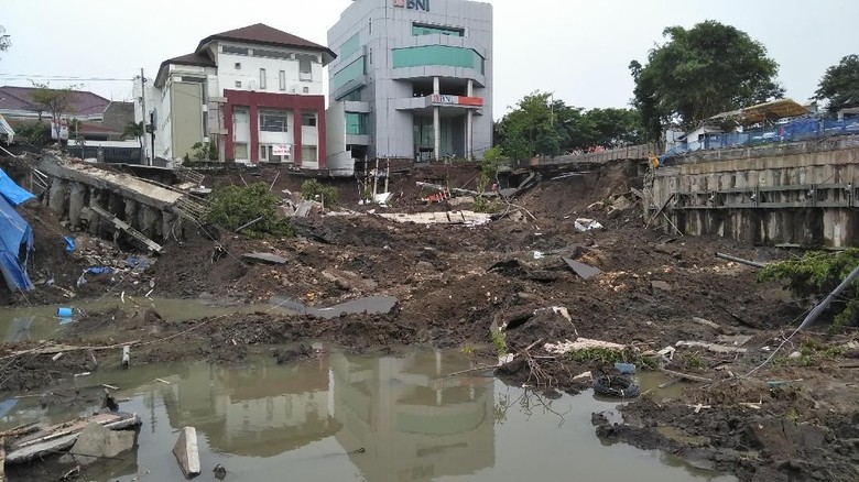 Kontraktor Proyek yang Diduga Bikin Jalan Gubeng Ambles Terdakwa Korupsi Kontraktor Proyek yang Diduga Bikin Jalan Gubeng Ambles Terdakwa Korupsi