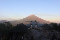 Bule Ini Kecewa dengan Foto di Candi Lempuyang, Bali
