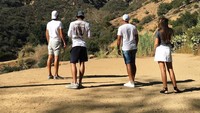 Matilde bersama teman-temannya berpose sambil menghadap tulisan Hollywood di AS (Instagram/matildefmf)