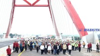 Jokowi dan rombongan meninjau ruas tol yang baru saja diresmikannya.