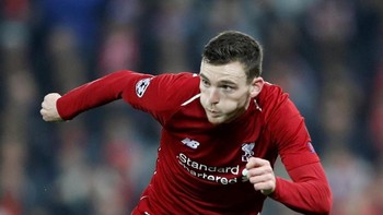 Bek Kiri: Andrew Robertson - Liverpool. Lini belakang didominasi Liverpool dengan kehadiran Robertson dengan nilai 94. Foto: Carl Recine/Reuters