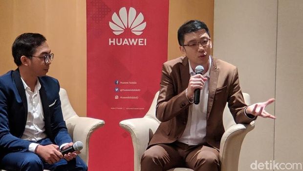 Lo Khing Seng, Deputy Country Director Huawei Device Indonesia (kanan)