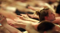 Keringat yang dikeluarkan oleh tubuh saat melakukan hot yoga juga diklaim membantu proses detoksifikasi alami. (Foto: Matt Cardy/Getty Images)