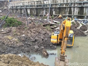 Dana Recovery Jalan Gubeng Ditalangi Pemkot, Kemana RS Siloam?