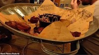 Kehabisan piring untuk menyajikan makanan platter, restoran ini tak kehabisan akal. Tutup tempat sampah pun dijadikan pengganti piring. Foto: Twitter/Istimewa