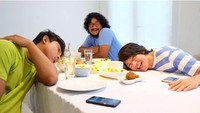 Bersama dengan geng Bajaj-nya. Ketiganya sama-sama kompak menikmati makanan dengan gayanya lucunya. Foto: Instagram@melki.bajaj