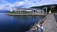 Aker Stadium, kandangnya Molde FK pun jadi tempat hangout yang seru. Sebab, stadion ini berada di tepian pantai dengan lautan biru luas. Penduduk setempat saja suka bersantai di sana (Visit Norway)