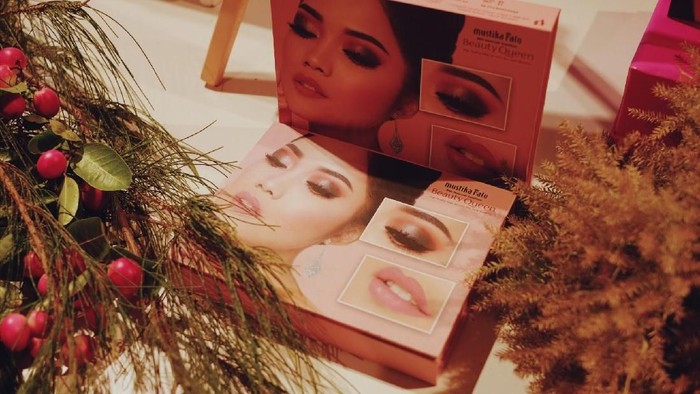 Mustika Ratu Beauty Queen X Claudia Setyohadi New Year Make Up Palatte Glow The Day Glam The Night.