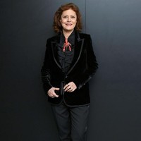 Aktris Susan Sarandon menghadiri perayaan 50 tahun film Belle De Jour yang digelar oleh rumah mode Yves Saint Laurent (YSL) di Museum of Modern Art, New York City, belum lama ini. Jarang muncul di layar lebar, Susan belakangan lebih sibuk menjalani perannya sebagai aktivis.  Foto: Mike Coppola/Getty Images