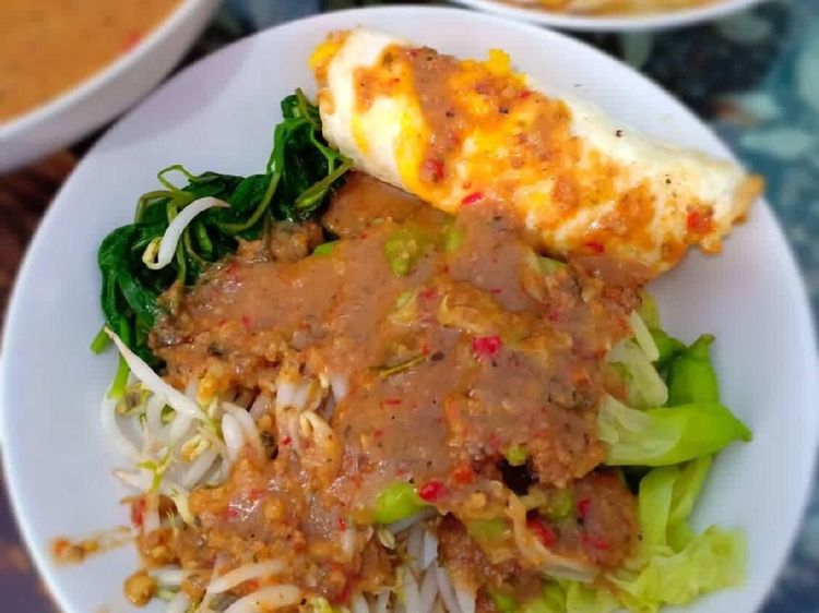 Aduh, Enaknya! Sarapan Pecel Kembang Turi Plus Rempeyek