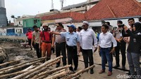 Pihak kepolisian bersama staf kepresidenan, Ali Mochtar Ngabalin, tampak telah tiba di lokasi untuk melihat dampak kerusakan sekaligus memantau proses evakuasi dan pemulihan Jalan Gubeng di Surabaya.