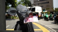 Dalam aksi teatrikal itu nampak tokoh tikus memakan uang yang merupakan simbol dari sosok koruptor yang selama ini menjadi momok dalam pemerintahan Indonesia.