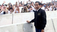 Disana Jokowi langsung disambut meriah warga.