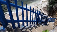 Sebelum tiba di tepi pantai, traveler harus menuruni anak tangga ke bawah tebing terlebih dahulu (Pradito Rida Pertana/detikTravel)
