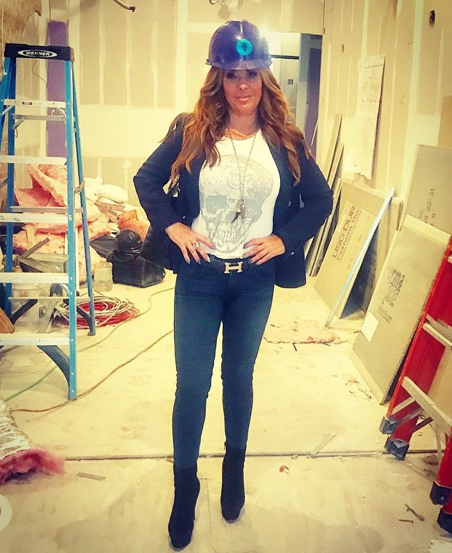 Aku sendiri yang memilih pekerjanya dan memastikan mereka bekerja tepat waktu. Aku akan terus mengawasi pekerja sampai semuanya selesai, ungkap Barbara. Foto: dok. Instagram (@msbarbarak)