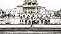 Ini saat bepose di Capitol Building, Washington DC, USA. (pollyoddsocks/Instagram)