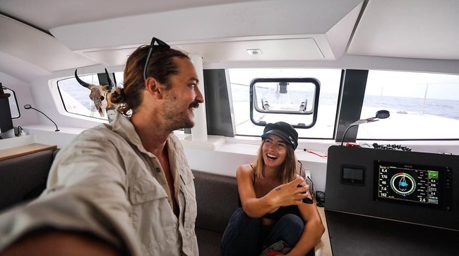 Sebelum didanai oleh penggemar mereka, Riley Whitelum bekerja di pertambangan dan pengeboran minyak lepas pantai selama delapan tahun. Hasil kerja kerasnya pun dibelikan sebuah kapal yatch seharga £60,000 atau setara Rp 1,1 miliaran. Bukan uang yang sedikit, Riley mengaku itu adalah pengorbanan yang sepadan dengan pengalaman.   Foto: Instagram @elayna.carausu