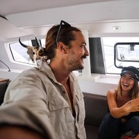 Sebelum didanai oleh penggemar mereka, Riley Whitelum bekerja di pertambangan dan pengeboran minyak lepas pantai selama delapan tahun. Hasil kerja kerasnya pun dibelikan sebuah kapal yatch seharga £60,000 atau setara Rp 1,1 miliaran. Bukan uang yang sedikit, Riley mengaku itu adalah pengorbanan yang sepadan dengan pengalaman.   Foto: Instagram @elayna.carausu