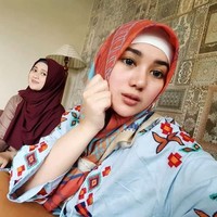 Di kesehariannya, gaya Bebi memang cukup bervariasi. Ia pernah terlihat memakai hijab segi empat yang dipakai secara kasual. Foto: Instagram/Bebisilvana
