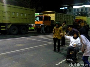 Malam Hari Risma Datang ke Jalan Gubeng Ambles, Pantau Recovery