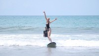 Tidak hanya ke Bali, dia traveling ke beberapa negara lain dan dia bagikan di Instagram. (pollyoddsocks/Instagram)