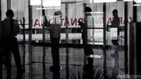 Hingga kini sejumlah petugas tinggal mengerjakan finishing atau tahap akhir dari pembangunan LRT fase I tersebut menjelang pengoperasiannya tahun depan.