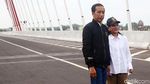Momen Jokowi dan Iriana di Jembatan Kalikuto